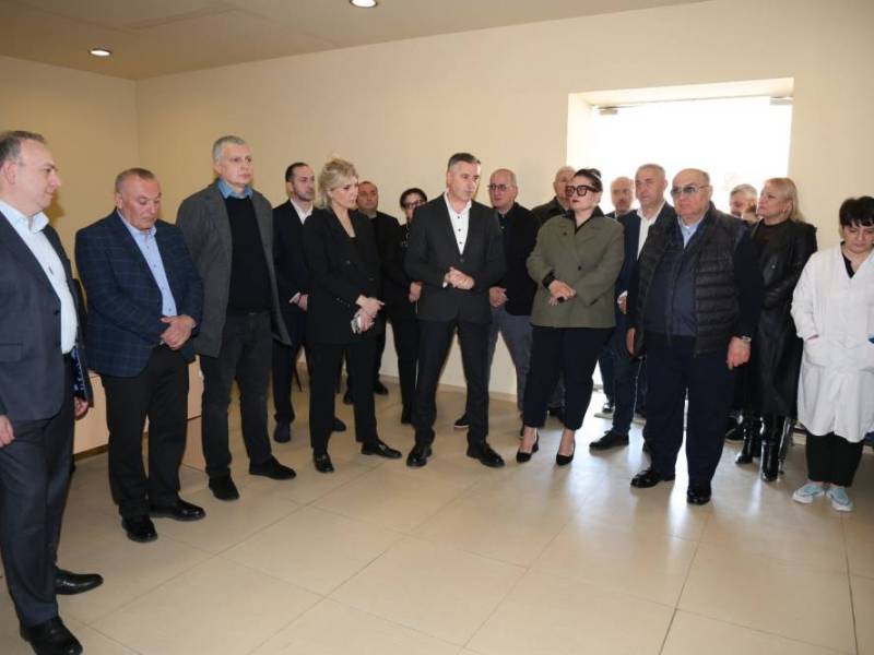 რაჭა-ლეჩხუმ ქვემო სვანეთის მხარეში სახელმწიფო რწმუნებულმა ჯანდაცვის სამინისტროს სამედიცინო ჰოლდინგის ხელმძღვანელ პირებთან ერთად ამბროლაურის, ონის, ცაგერისა და ლენტეხის რეგიონული ჯანდაცვის ცენტრები დაათვალიერა